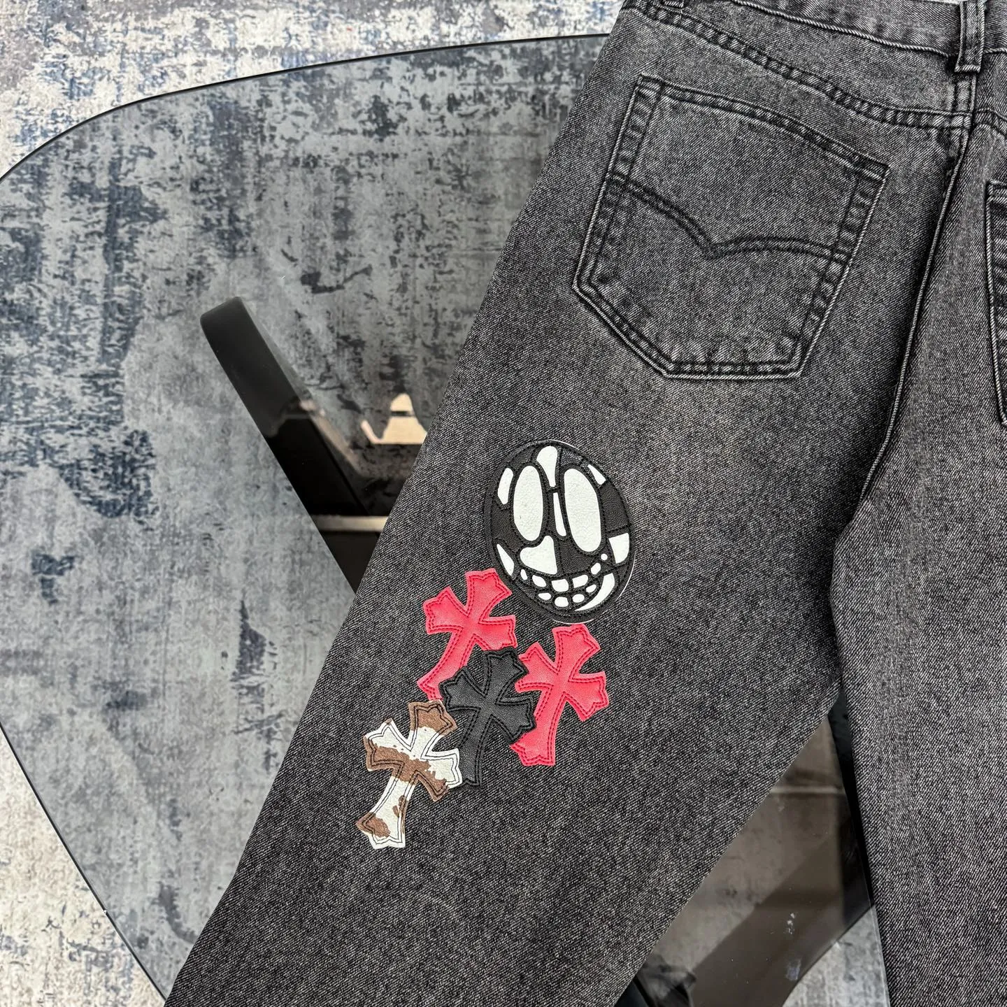 P300 Chrome Hearts CH Chrome Hearts three-color patchwork leather grimace element rapper Nomi's same style cross jeans, truly restores the ultimate vintage texture (no original standard flat version) Italian special cowhide print and then cut, custom-made sheepskin three-layer thick line leather, the whole body is spliced in heavy water washing process, craftsmen hand-splash ink, you can see the details, three-dimensional cutting version, loose and comfortable, not picky about the figure, tall and slim, factory Seiko, original factory quality control, same style for men and women Can be matched with couples. Versatile recommendation. Must-have jeans for all seasons. Color: black Size: S-XL (28-36)
